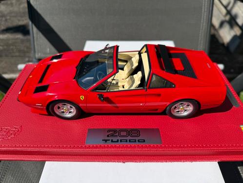 FERRARI 208 TURBO GTS 1983 LTD 364/499 RED BASE 1/18 BBR, Hobby en Vrije tijd, Modelauto's | 1:18, Zo goed als nieuw, Auto, Autoart
