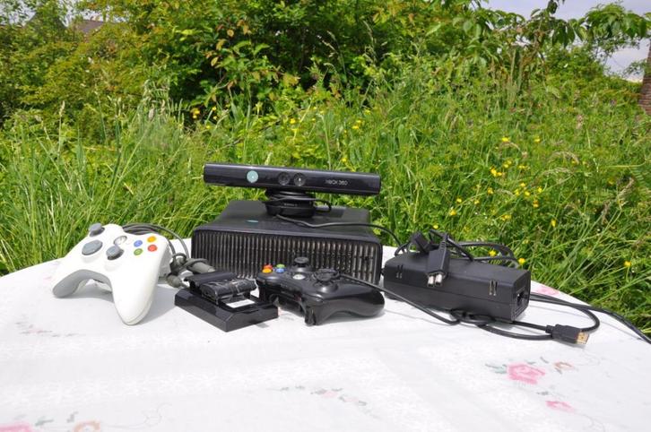console xbox 360 + accessoires et jeux, Games en Spelcomputers, Spelcomputers | Xbox 360, Gebruikt, Met 3 controllers of meer