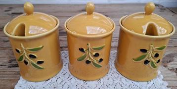 3 Gele Franse potjes met olijven reliëf, 1 knoflookpotje beschikbaar voor biedingen