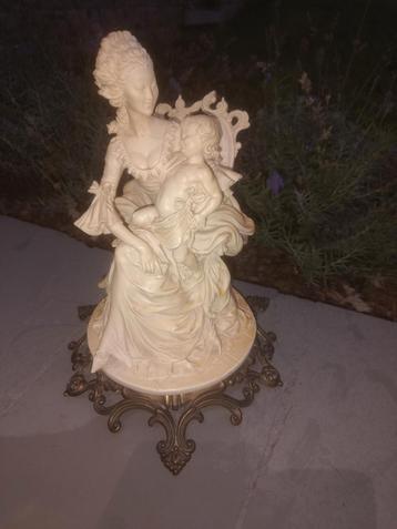 Belle statue lourde sur un support en cuivre/hauteur : 30 cm disponible aux enchères