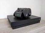 Xbox One X met controllers en laadstation, Consoles de jeu & Jeux vidéo, Consoles de jeu | Xbox One, Comme neuf, Enlèvement, 1 TB