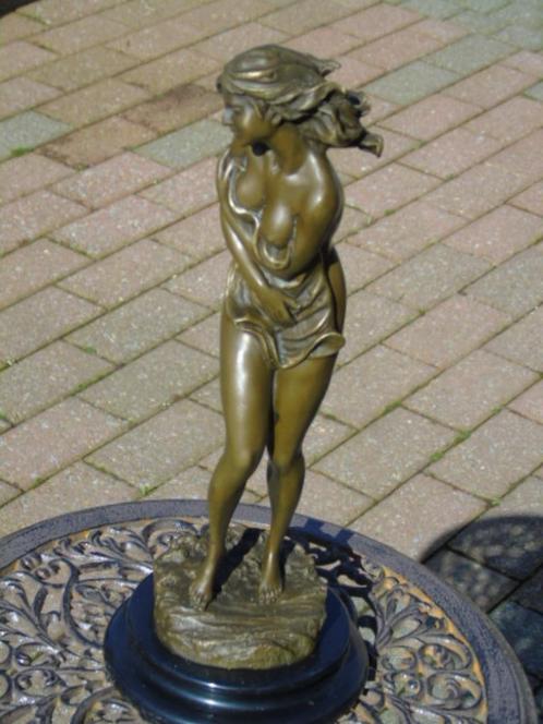 Naakte vrouw met een bronzen plaat gesigneerd op marmer., Antiek en Kunst, Antiek | Brons en Koper, Brons, Ophalen