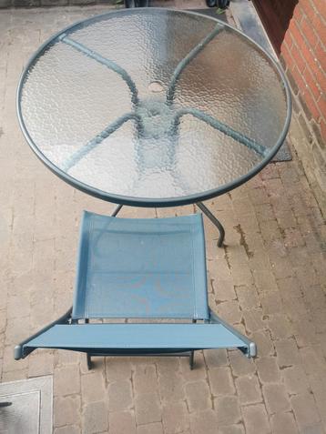 Tuintafel met 4 stoelen beschikbaar voor biedingen