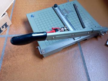 656) een metalen papiersnijder LPL METAL TRIMMER beschikbaar voor biedingen