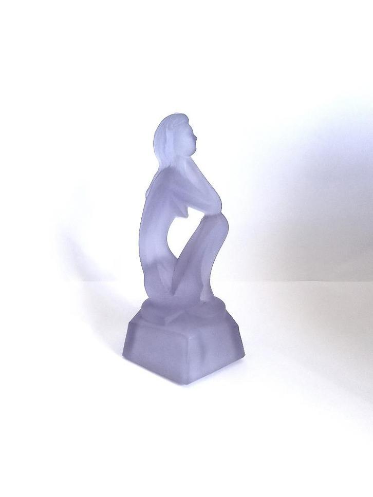 Boheemse Paars Mat Glas Beeldje Van Naakte Dame, Antiek en Kunst, Antiek | Glaswerk en Kristal, Ophalen of Verzenden