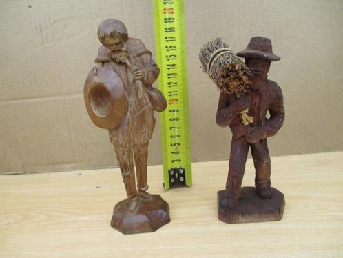 houten beeldjes , boer met stro en een jagers man, Collections, Statues & Figurines, Utilisé, Humain, Enlèvement ou Envoi