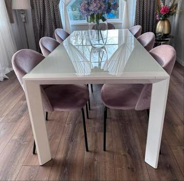 Metalen poten en glazen blad tafel ( UITSCHUIFBAAR ) beschikbaar voor biedingen