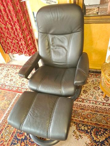 4 STRESSLESS ZETELS + 2VOETBANKJES beschikbaar voor biedingen