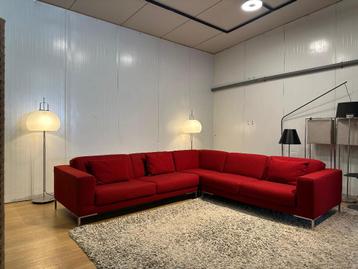 ZGAN Design on Stock Aikon Hoekbank – Ploegwol Bordeaux Rood beschikbaar voor biedingen