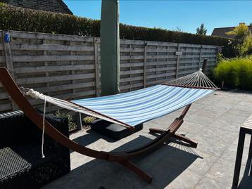 Hangmat houten constructie stof blauw wit , voor buiten. beschikbaar voor biedingen