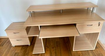 Bureau in licht hout beschikbaar voor biedingen