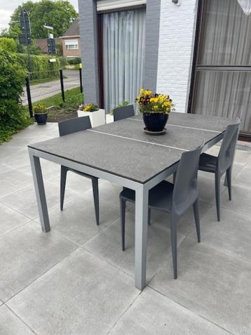 tafel met leisteen beschikbaar voor biedingen