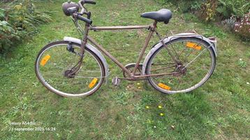 Antieke herenfiets. beschikbaar voor biedingen