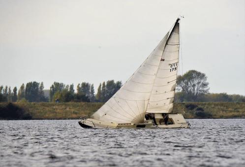 diverses pièces de bateau provenant de la coque et du mât de, Sports nautiques & Bateaux, Accessoires navigation, Utilisé, Autres types