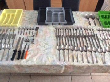 Te koop 2 sets bestek + uitrekbare bestekbak beschikbaar voor biedingen