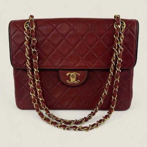 Authentieke Chanel classic flap medium rood lamsleer, Handtassen en Accessoires, Tassen | Damestassen, Gebruikt, Schoudertasje