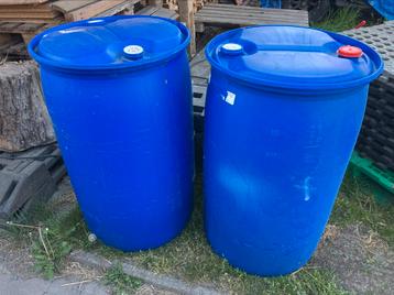 Blauwe vaten 220 liter beschikbaar voor biedingen