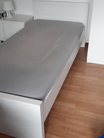 1 persoonsbed met lattenbodem en matras.  beschikbaar voor biedingen