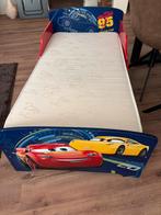 Cars peuterbed + beddengoed, Ophalen, Zo goed als nieuw, Matras