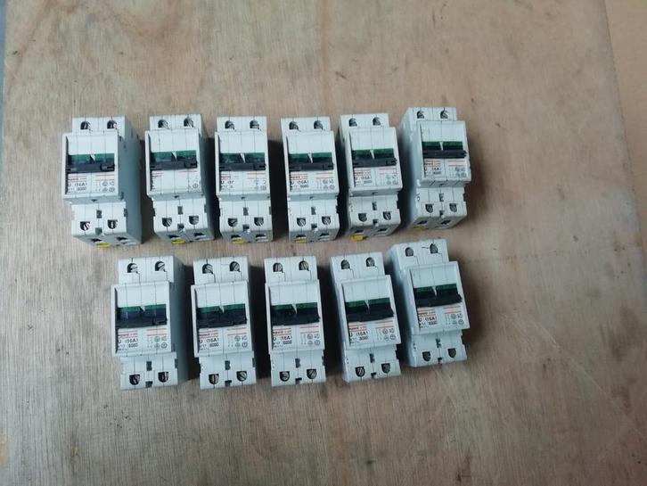 Zekeringen 2+4 phazen, Doe-het-zelf en Bouw, Elektriciteit en Kabels, Zo goed als nieuw, Ophalen of Verzenden