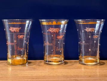 Kleine alcoholglazen beschikbaar voor biedingen