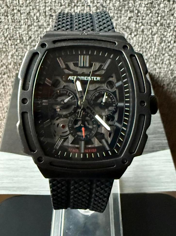 CHRONO SPORTS AEROMEISTER SPACE VAUT499€! 💯%NOUVEAU !, Bijoux, Sacs & Beauté, Montres de sport, Neuf, Enlèvement ou Envoi