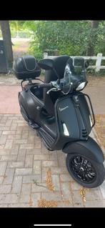 Vespa sprint 2021 a klasse, Fietsen en Brommers, Ophalen, Klasse A (25 km/u), Zo goed als nieuw, Benzine