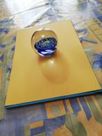 Boule en verre bleue.