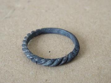Bodemvondst 3e eeuw zilveren ring Romeinse zilveren ring beschikbaar voor biedingen
