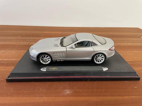 Mercedes SLR McLaren by Maisto with stand, Hobby en Vrije tijd, Modelauto's | 1:18, Gebruikt, Auto, Maisto, Ophalen of Verzenden