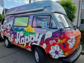 Vrolijke volkswagen t3 bus hippie 
