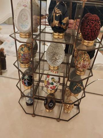Verzameling van 12 decoratieve eieren in Fabergé-stijl beschikbaar voor biedingen