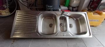 Te koop: wasbak met bijhorende kraan beschikbaar voor biedingen