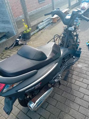 Scooter sym 125 evo I uit 2011 alleen voor onderdelen

Neem  beschikbaar voor biedingen