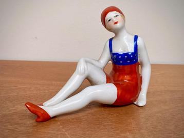 ART DECO BADEND PORSELEINEN BEELDJE UIT 1930 AAN ZEE beschikbaar voor biedingen