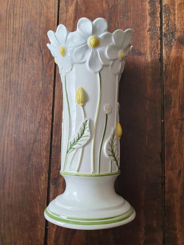 Witte keramieken vaas met margrieten, Huis en Inrichting, Woonaccessoires | Vazen, Zo goed als nieuw, Wit, Minder dan 50 cm, Aardewerk of Porselein
