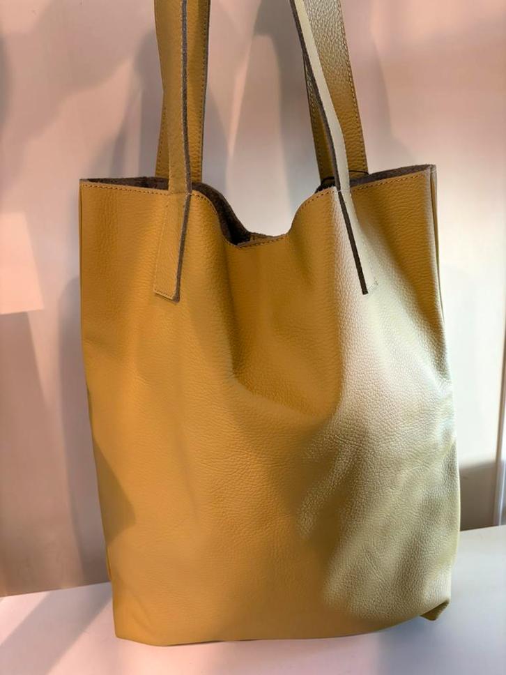Lederen shopper mostergeel - NIEUW, Handtassen en Accessoires, Tassen | Damestassen, Zo goed als nieuw, Shopper, Ophalen of Verzenden