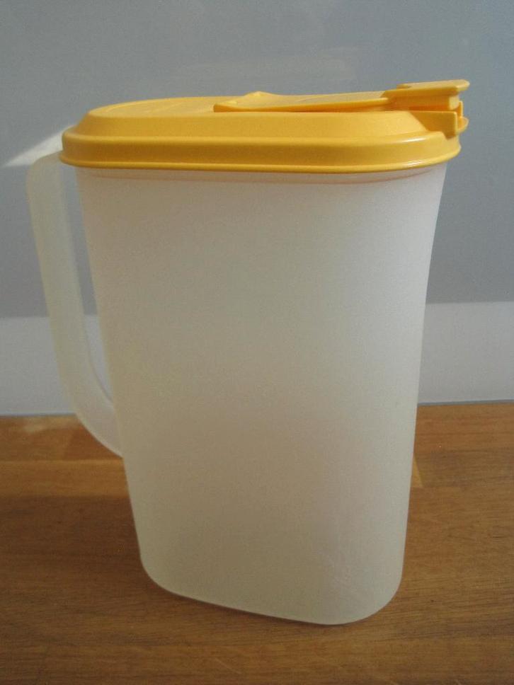 Tupperware schenkkan met geel deksel 1,9 liter, Huis en Inrichting, Keuken | Tupperware, Gebruikt, Beker of Kan, Geel, Wit, Ophalen of Verzenden