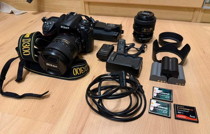 Boitier Nikon d300 + 2 objectifs + grip + com. a distance, TV, Hi-fi & Vidéo, Appareils photo numériques, Comme neuf, Compact