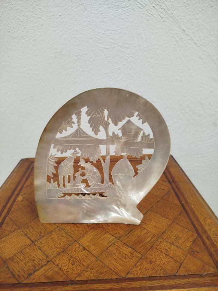 Antieke handuitgesneden parelmoeren schelp met oosters decor, Antiek en Kunst, Antiek | Overige Antiek, Ophalen of Verzenden
