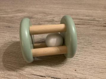 Houten rammelaar met balletje  beschikbaar voor biedingen