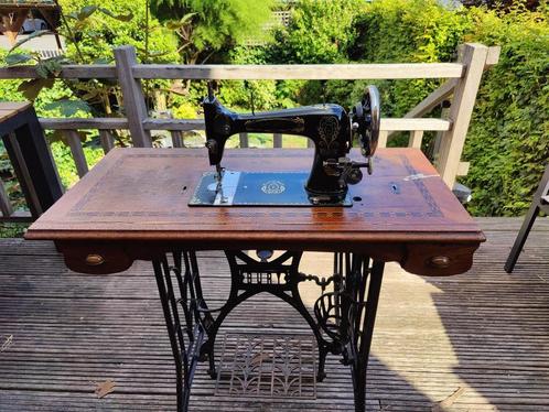 Machine à coudre vibrante à navette tubulaire - BURY 1929, Antiek en Kunst, Antiek | Naaimachines, Ophalen