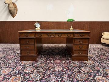 Klassiek Engels Chesterfield Bureau Partnerdesk beschikbaar voor biedingen
