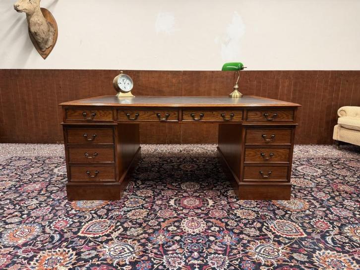 Klassiek Engels Chesterfield Bureau Partnerdesk, Antiek en Kunst, Antiek | Kantoor en Zakelijk, Ophalen of Verzenden