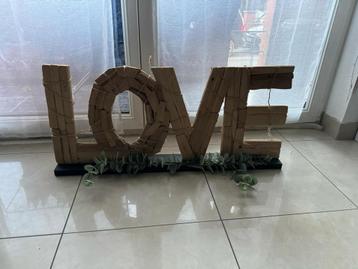 Déco love en bois  disponible aux enchères