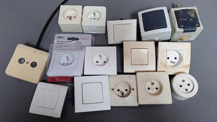 Set elektrische schakelaars en stopcontacten, Doe-het-zelf en Bouw, Elektriciteit en Kabels, Gebruikt, Schakelaar, Ophalen of Verzenden