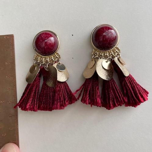 Oorbellen met kwastjes van H&M - Burgundy kleur, Bijoux, Sacs & Beauté, Boucles d'oreilles, Neuf, Pendantes, Enlèvement ou Envoi