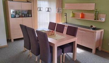 Eetkamer bestaande uit tafel, dressoirkast, barkast, stoelen beschikbaar voor biedingen