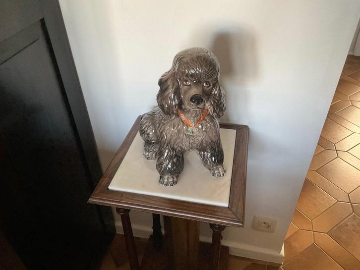 Prachtig beeld zittende poedel / Poodle, Antiek en Kunst, Antiek | Porselein, Ophalen of Verzenden