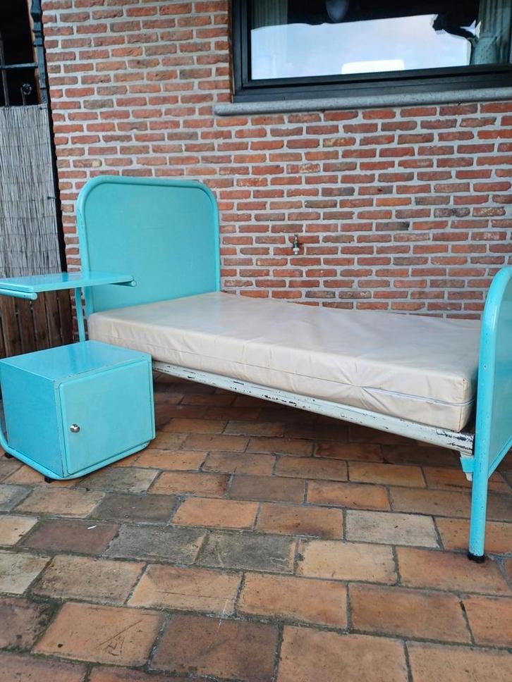 Oud ijzer bed met nachtkastje, Huis en Inrichting, Slaapkamer | Bedden, Zo goed als nieuw, Ophalen